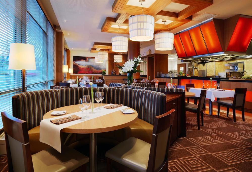 Sheraton Poznan Hotel Luaran gambar Interior of a restaurant