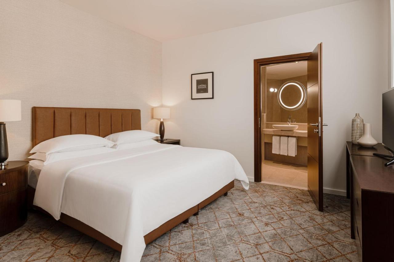 Sheraton Poznan Hotel Luaran gambar A bedroom at the hotel
