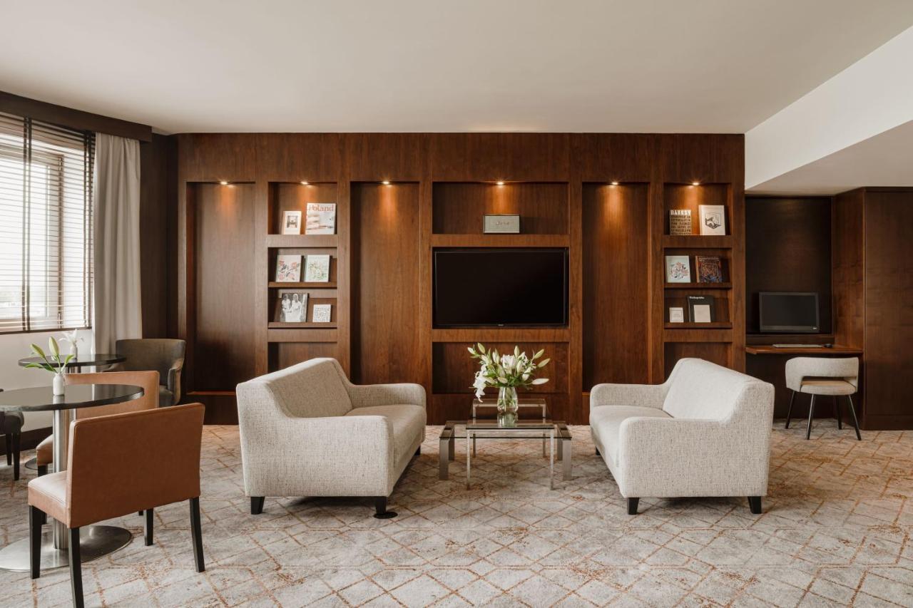 Sheraton Poznan Hotel Luaran gambar A living room at the hotel