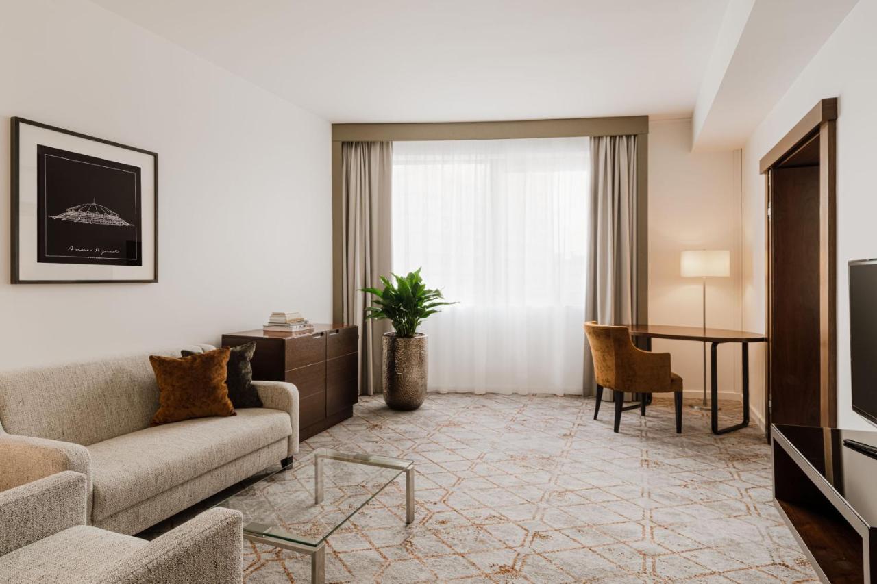 Sheraton Poznan Hotel Luaran gambar A suite at the hotel