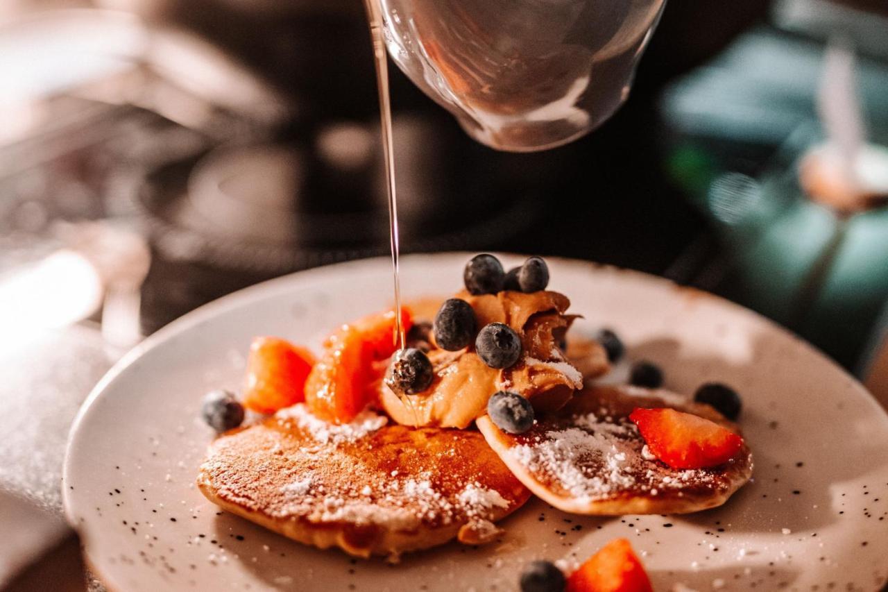 Sheraton Poznan Hotel Luaran gambar Maple syrup being drizzled on a pancake