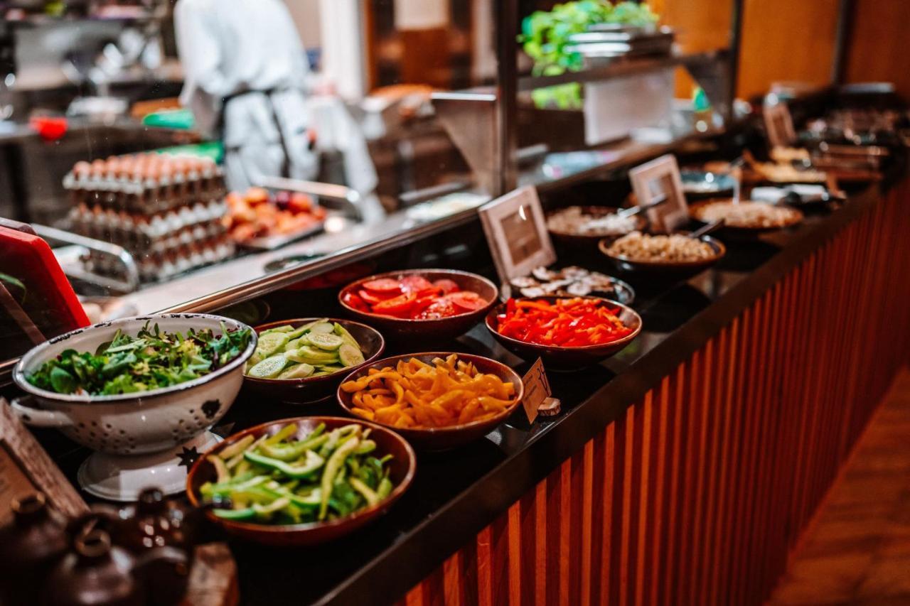 Sheraton Poznan Hotel Luaran gambar A salad bar