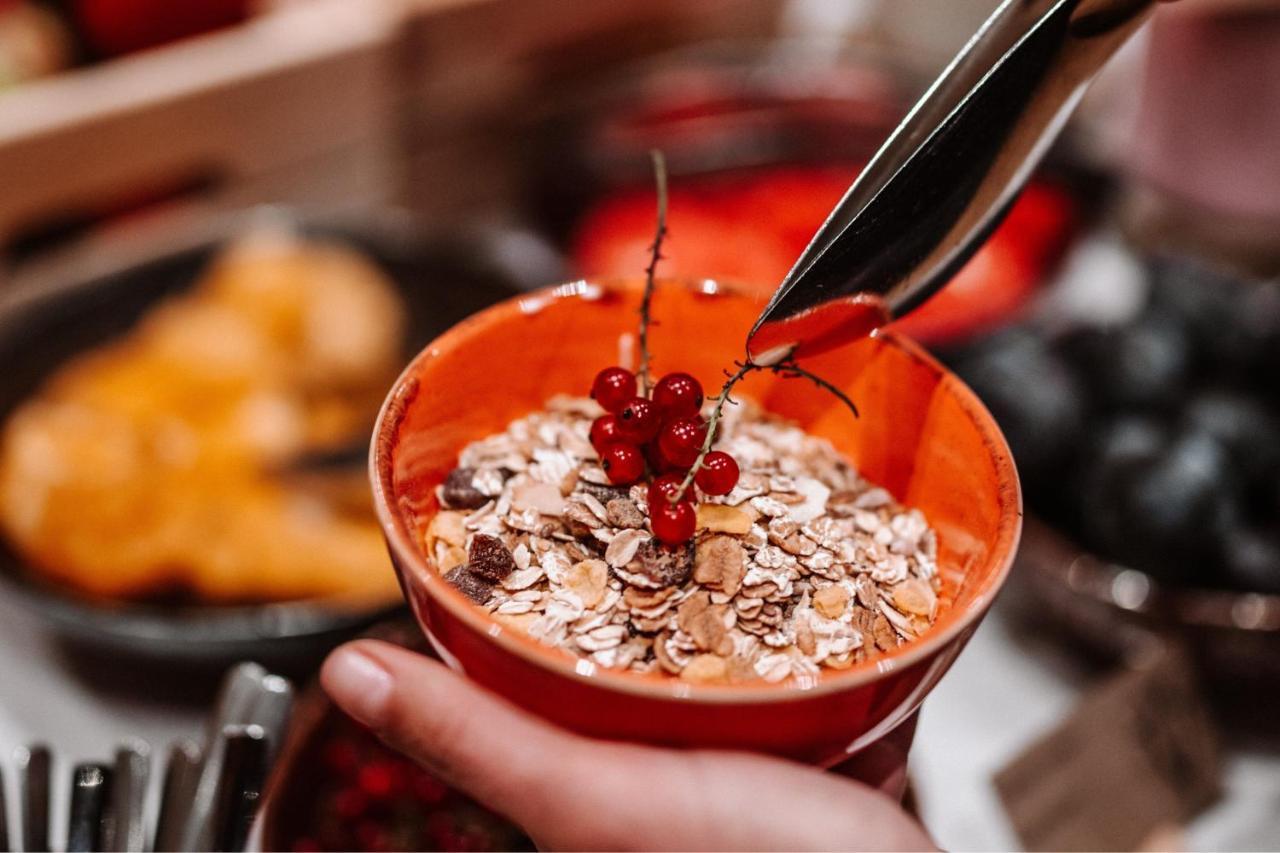 Sheraton Poznan Hotel Luaran gambar A bowl of oatmeal with red currants