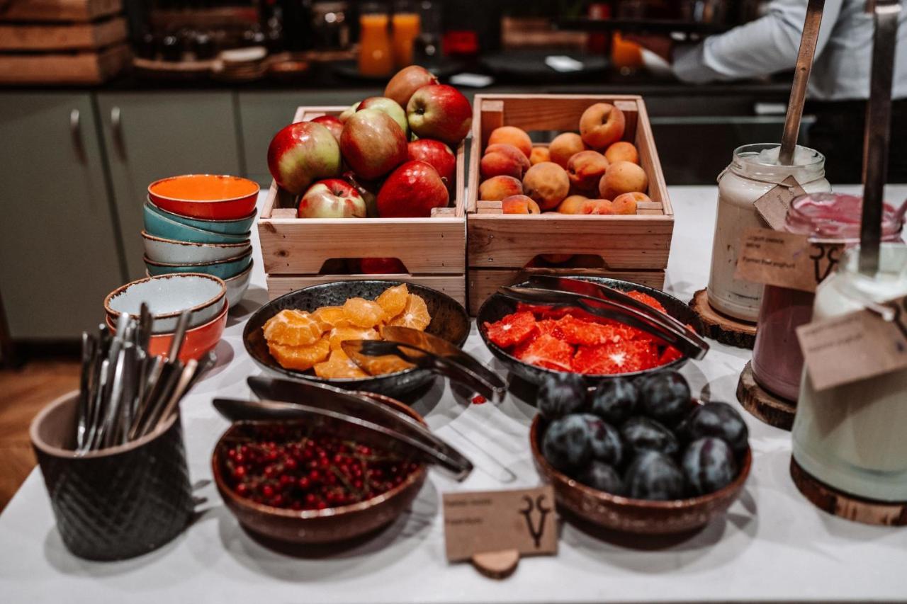 Sheraton Poznan Hotel Luaran gambar Fruit and dried fruit at a buffet