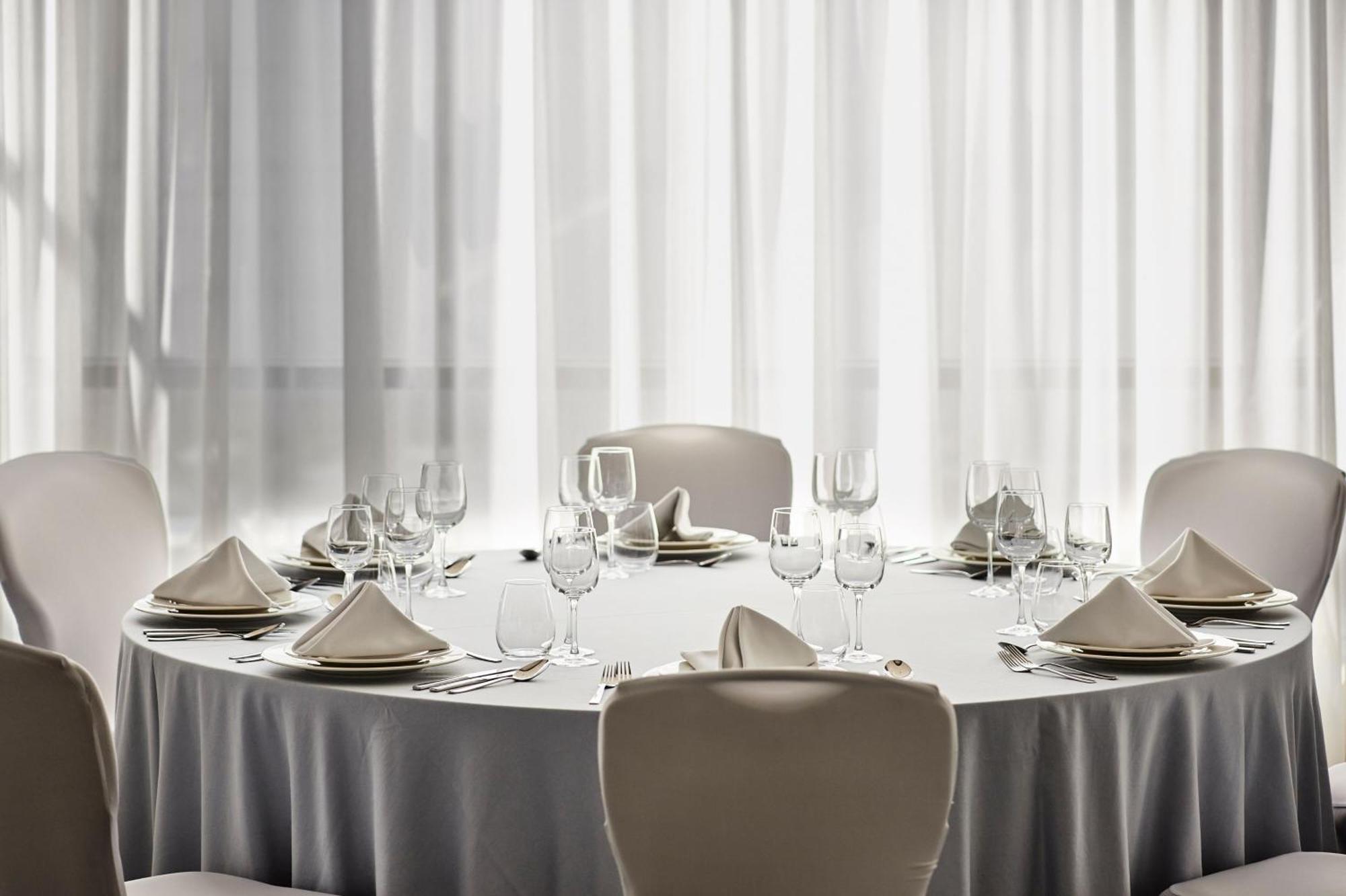 Sheraton Poznan Hotel Luaran gambar A table set for a formal dinner