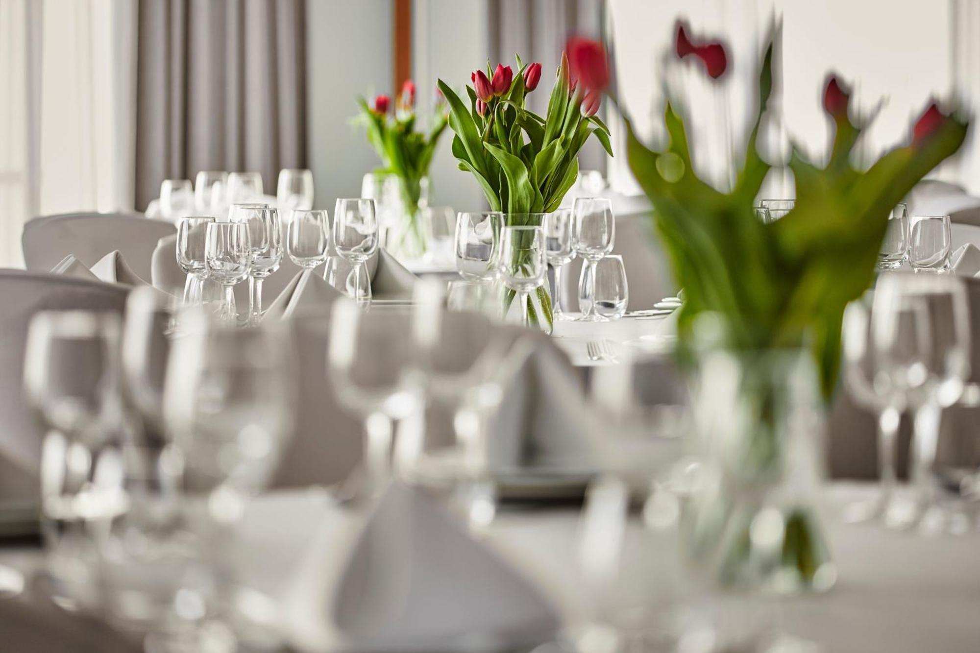 Sheraton Poznan Hotel Luaran gambar A table set for a formal dinner