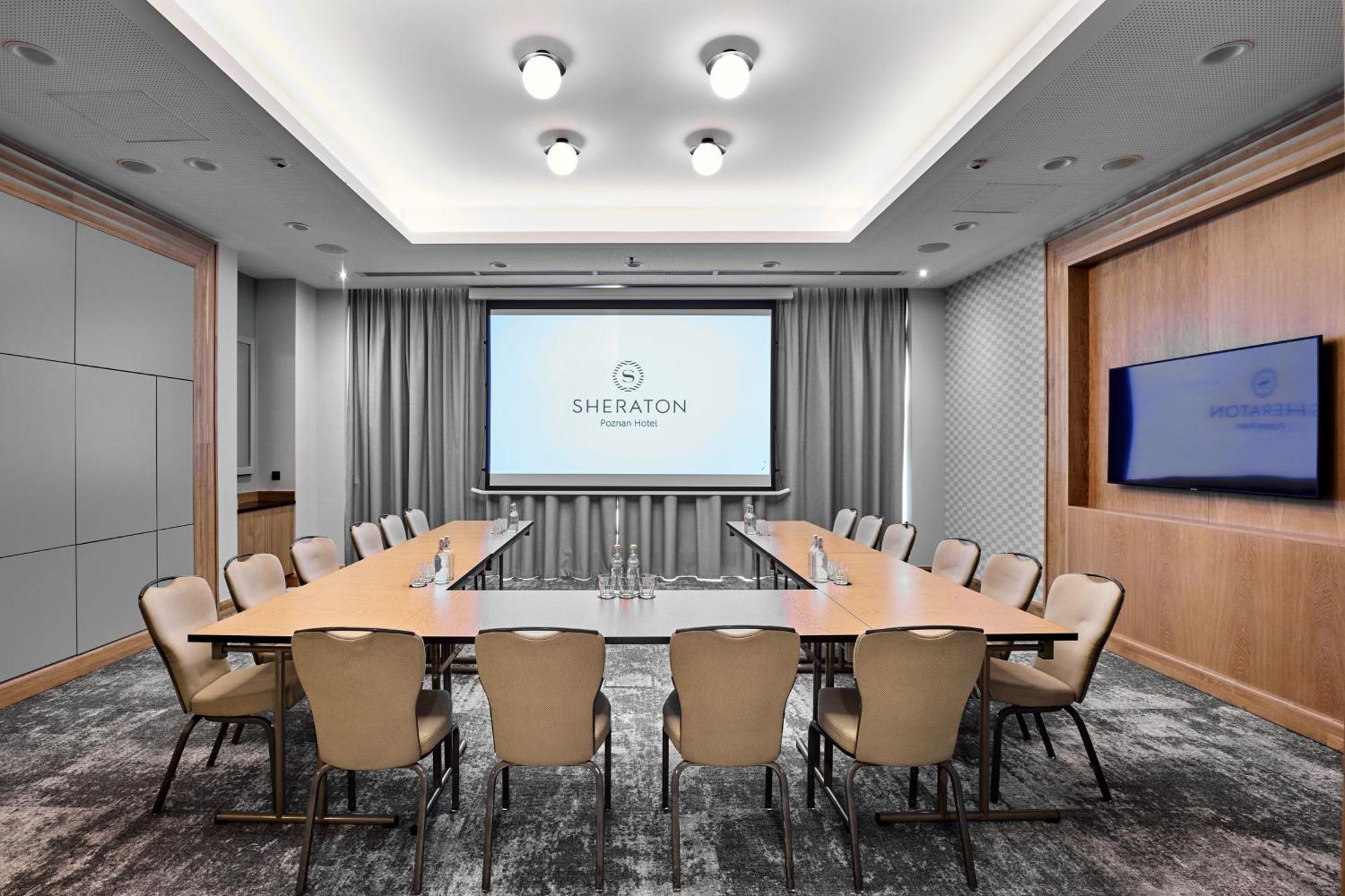 Sheraton Poznan Hotel Luaran gambar A meeting room at Sheraton New York