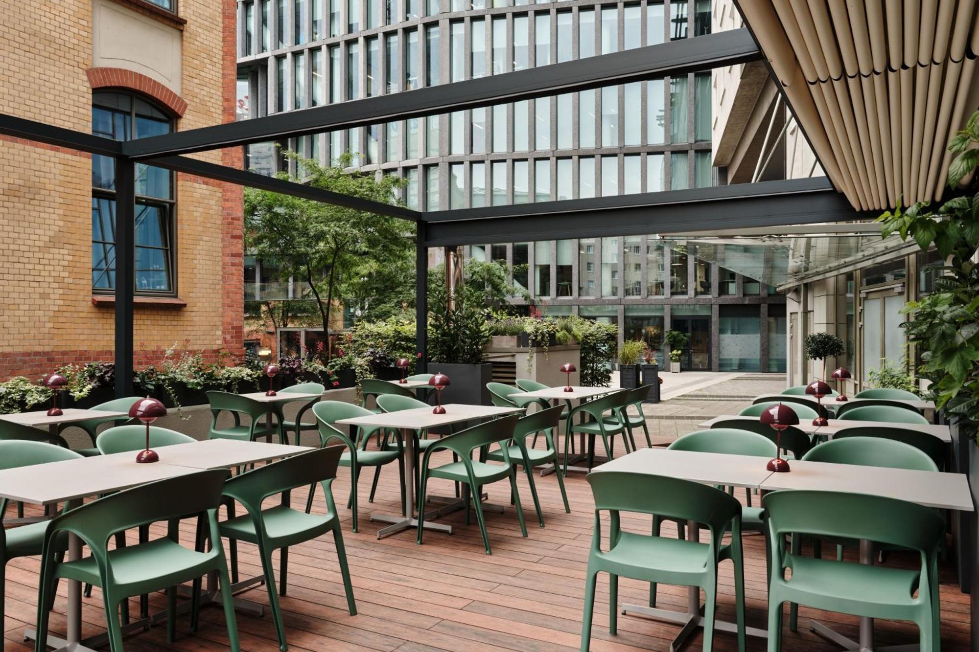 Sheraton Poznan Hotel Luaran gambar The courtyard at the London Business School