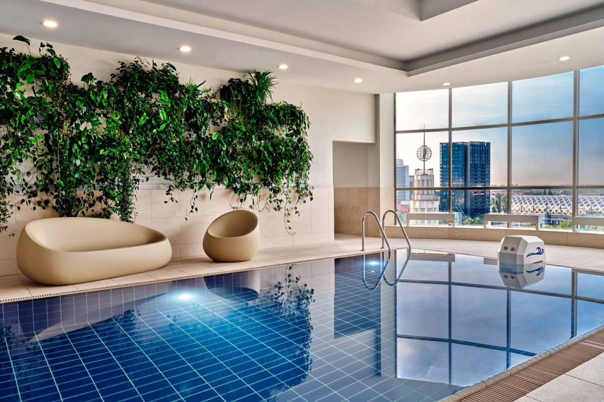Sheraton Poznan Hotel Luaran gambar The pool at the 101st floor