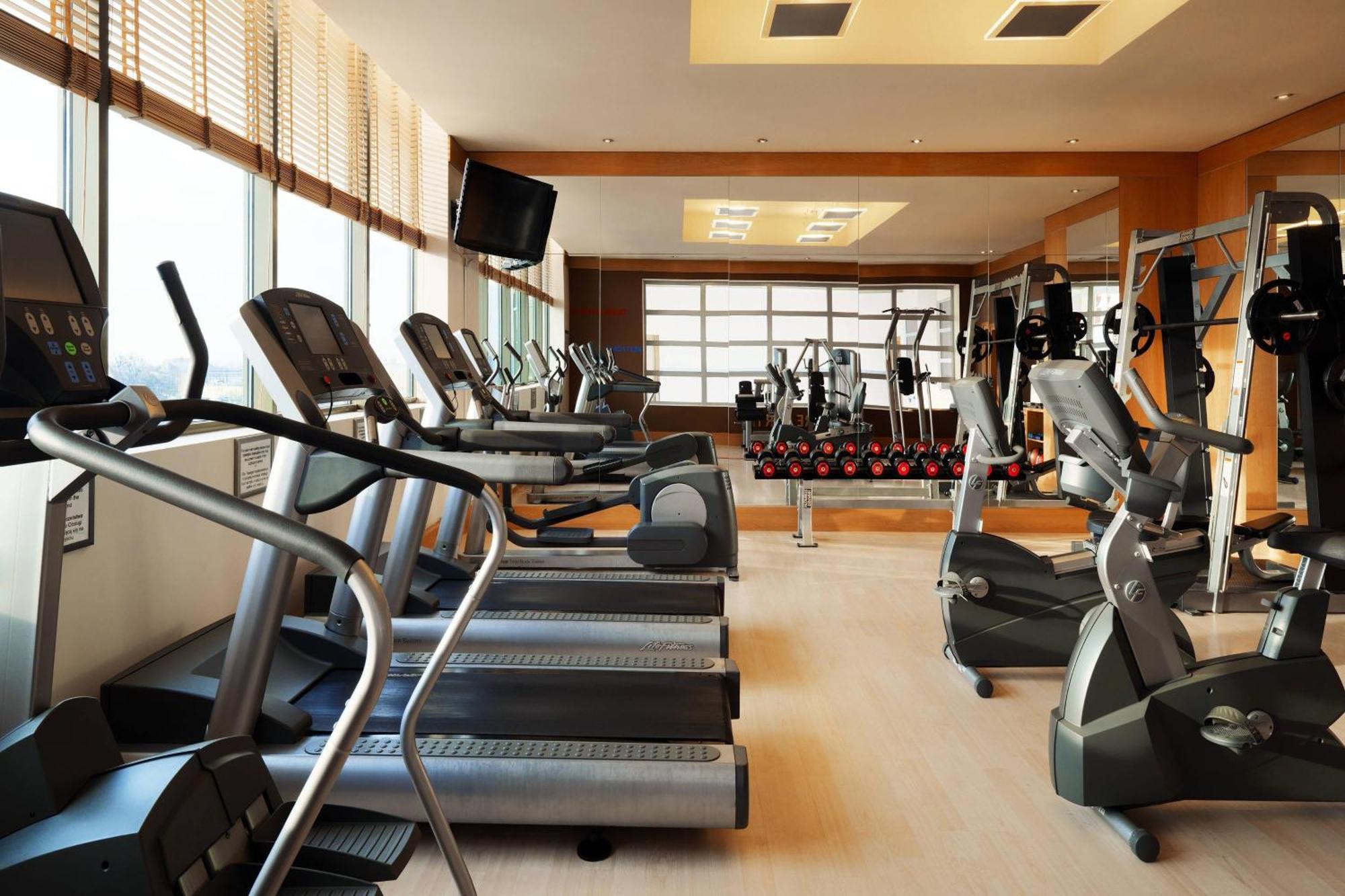 Sheraton Poznan Hotel Luaran gambar A gym at a hotel