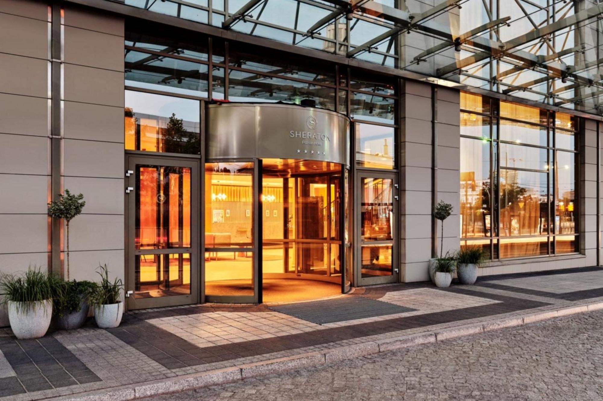 Sheraton Poznan Hotel Luaran gambar Entrance to the hotel