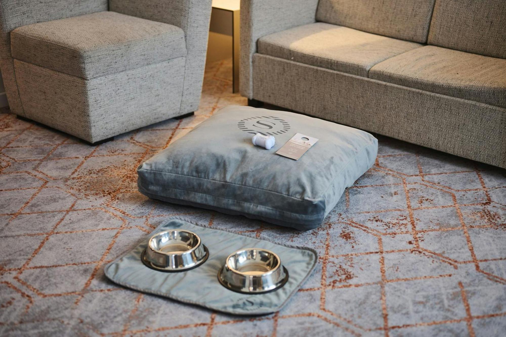 Sheraton Poznan Hotel Luaran gambar A floor cushion