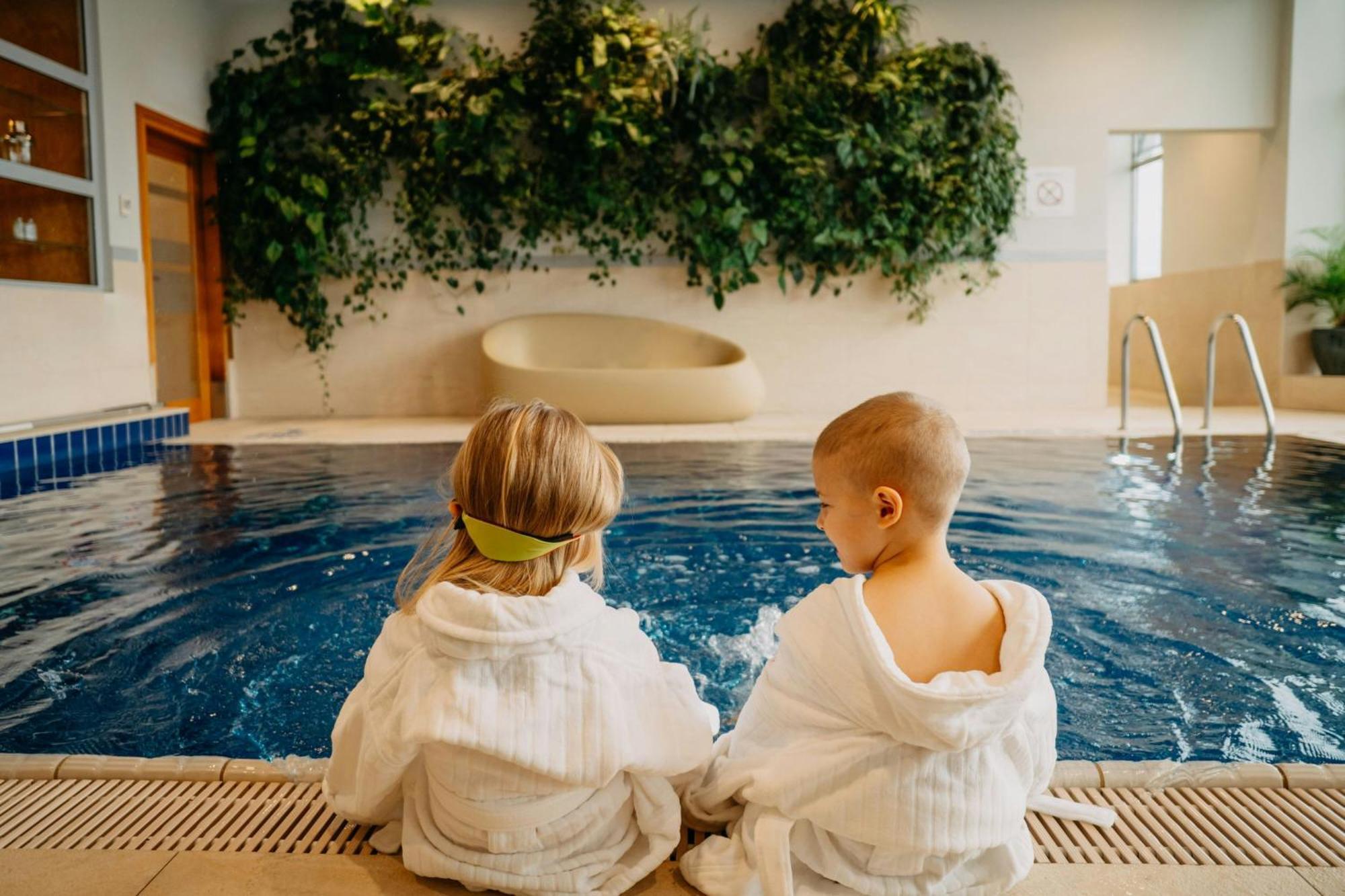 Sheraton Poznan Hotel Luaran gambar Children in bathrobes