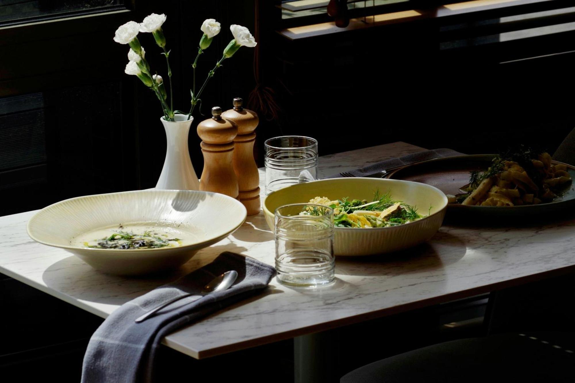 Sheraton Poznan Hotel Luaran gambar A table at the restaurant