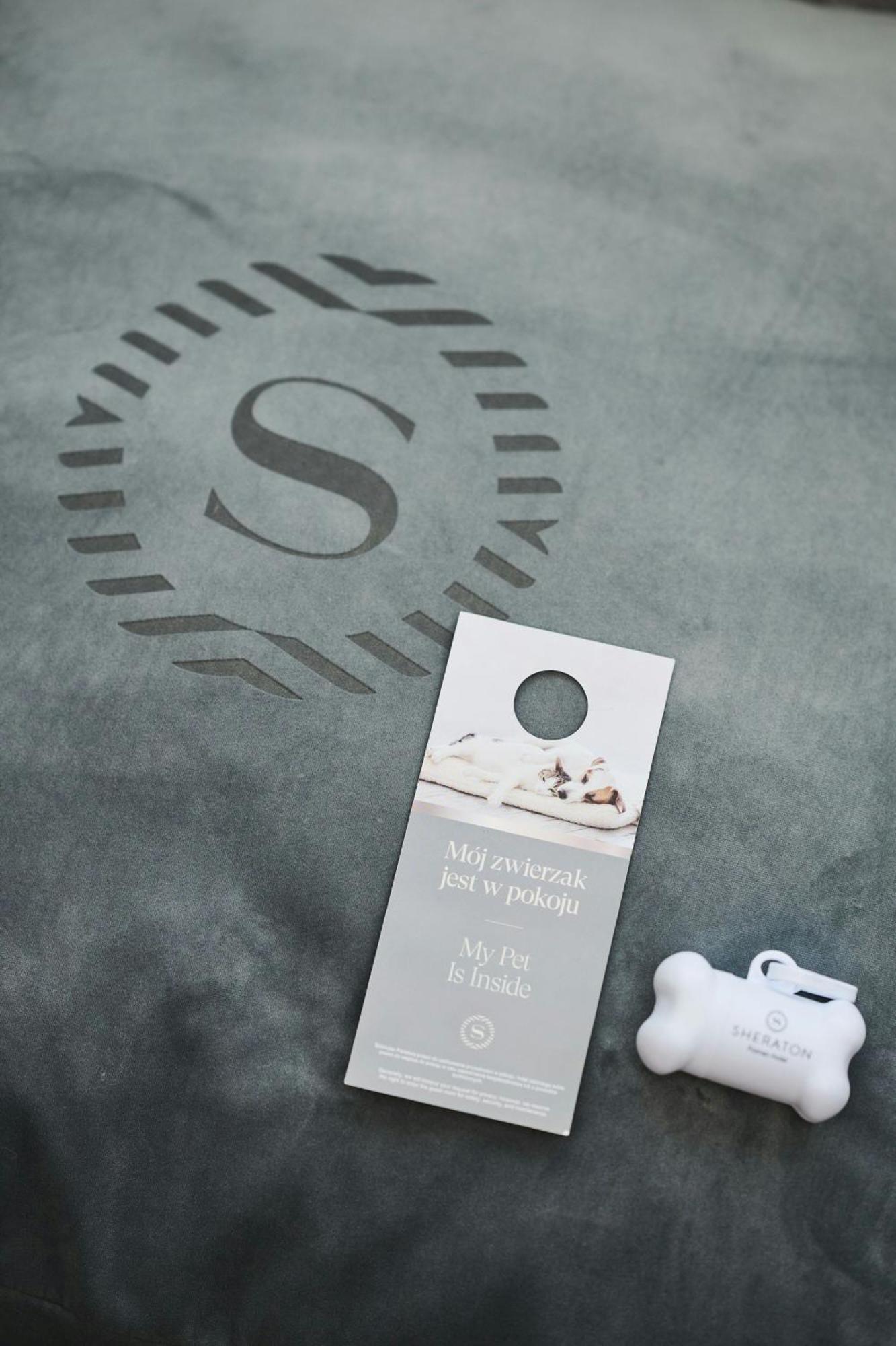 Sheraton Poznan Hotel Luaran gambar A door hanger