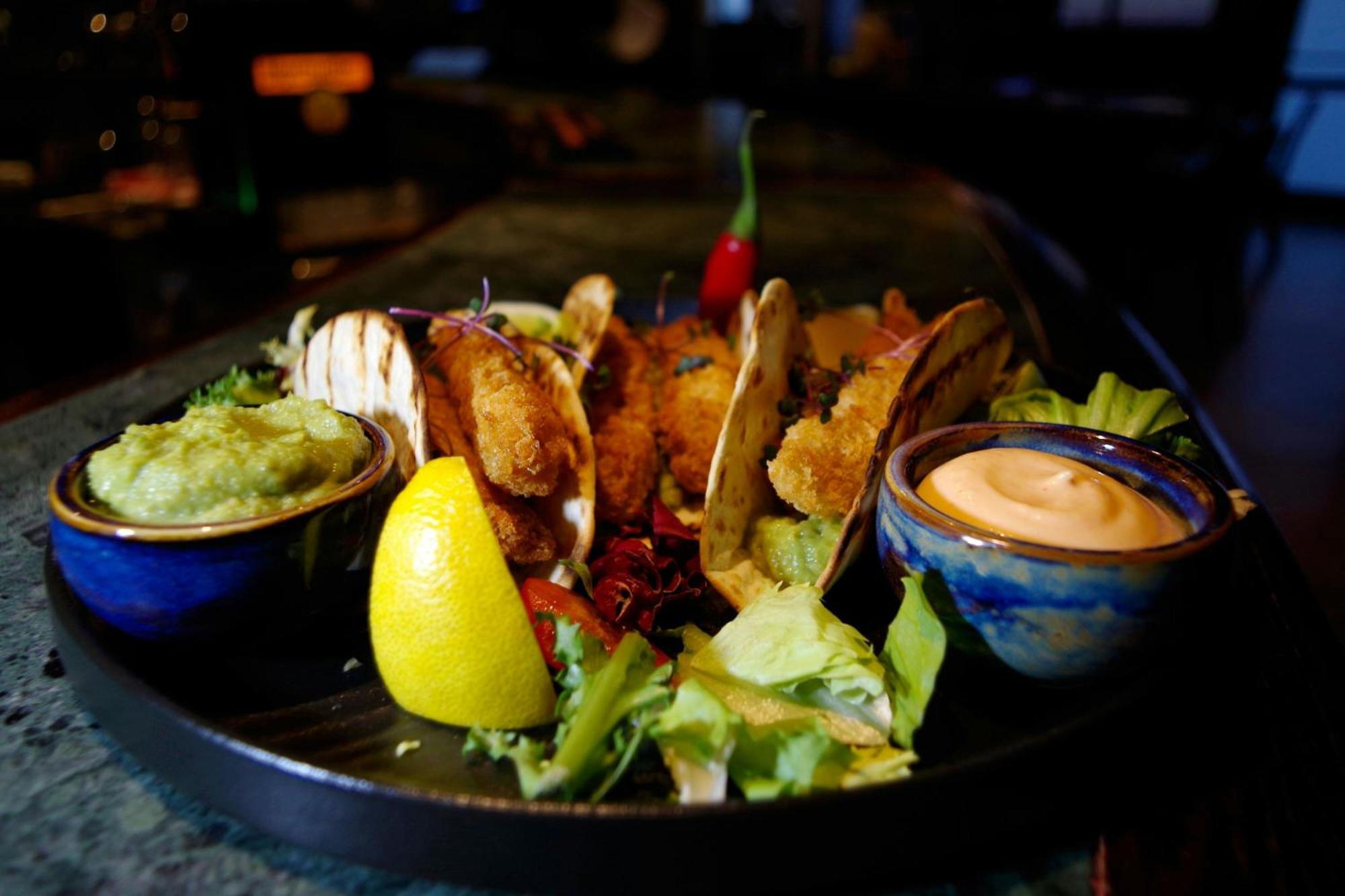 Sheraton Poznan Hotel Luaran gambar A plate of tacos