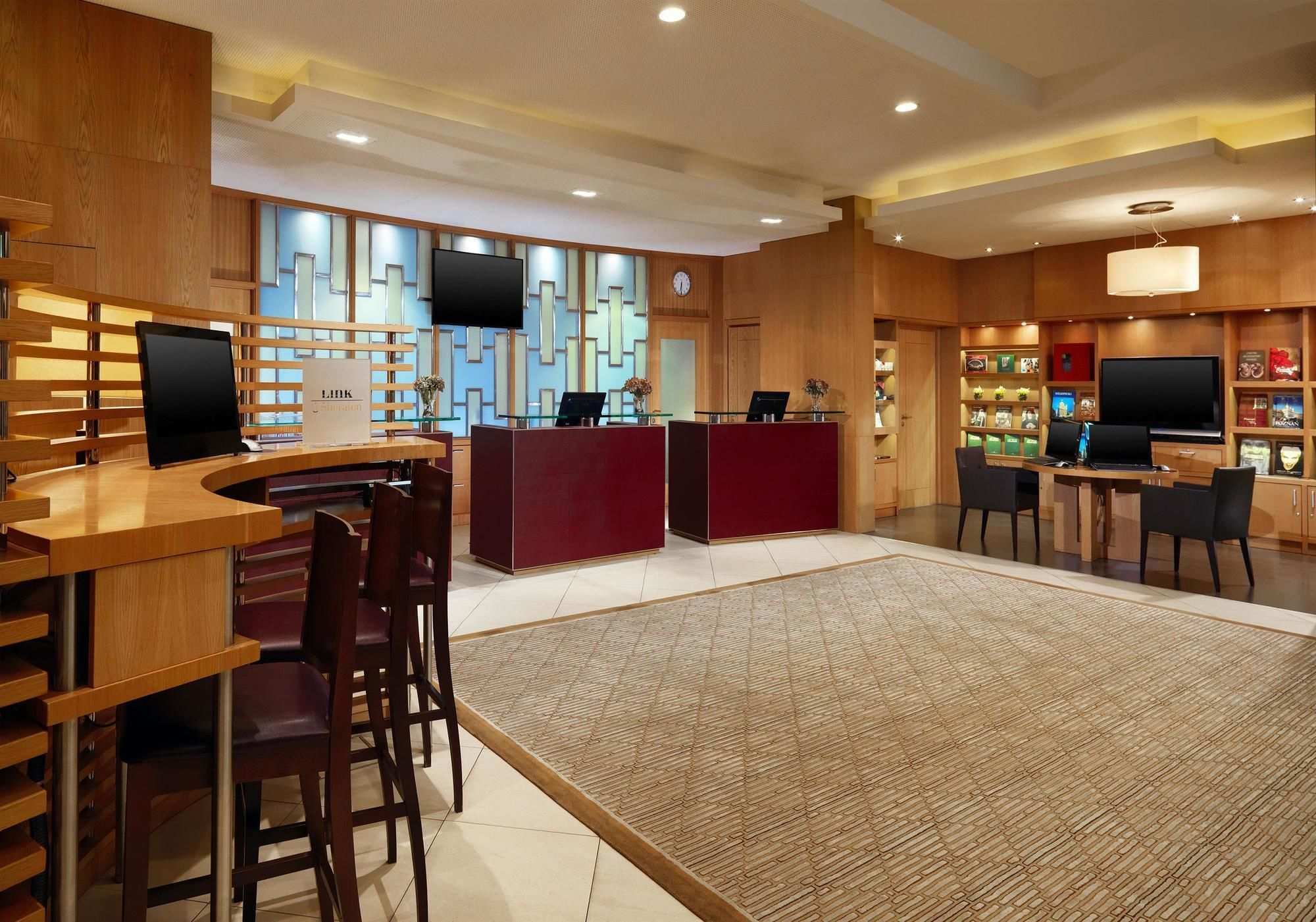 Sheraton Poznan Hotel Luaran gambar The Business Centre at the hotel